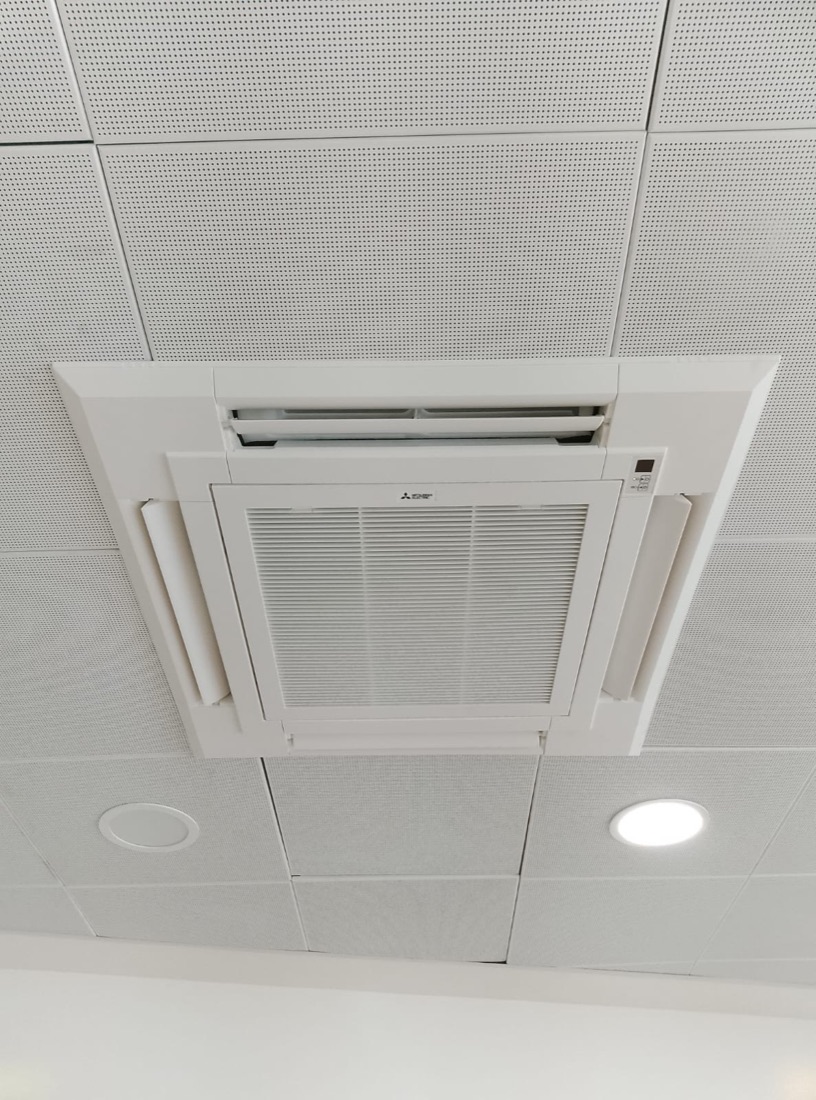 Unidad cassette de Mitsubishi Electric instalada en el falso techo de una oficina