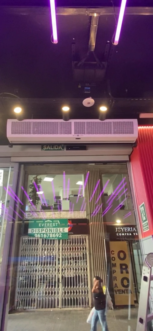 Cortina de aire instalada sobre la entrada de un local comercial