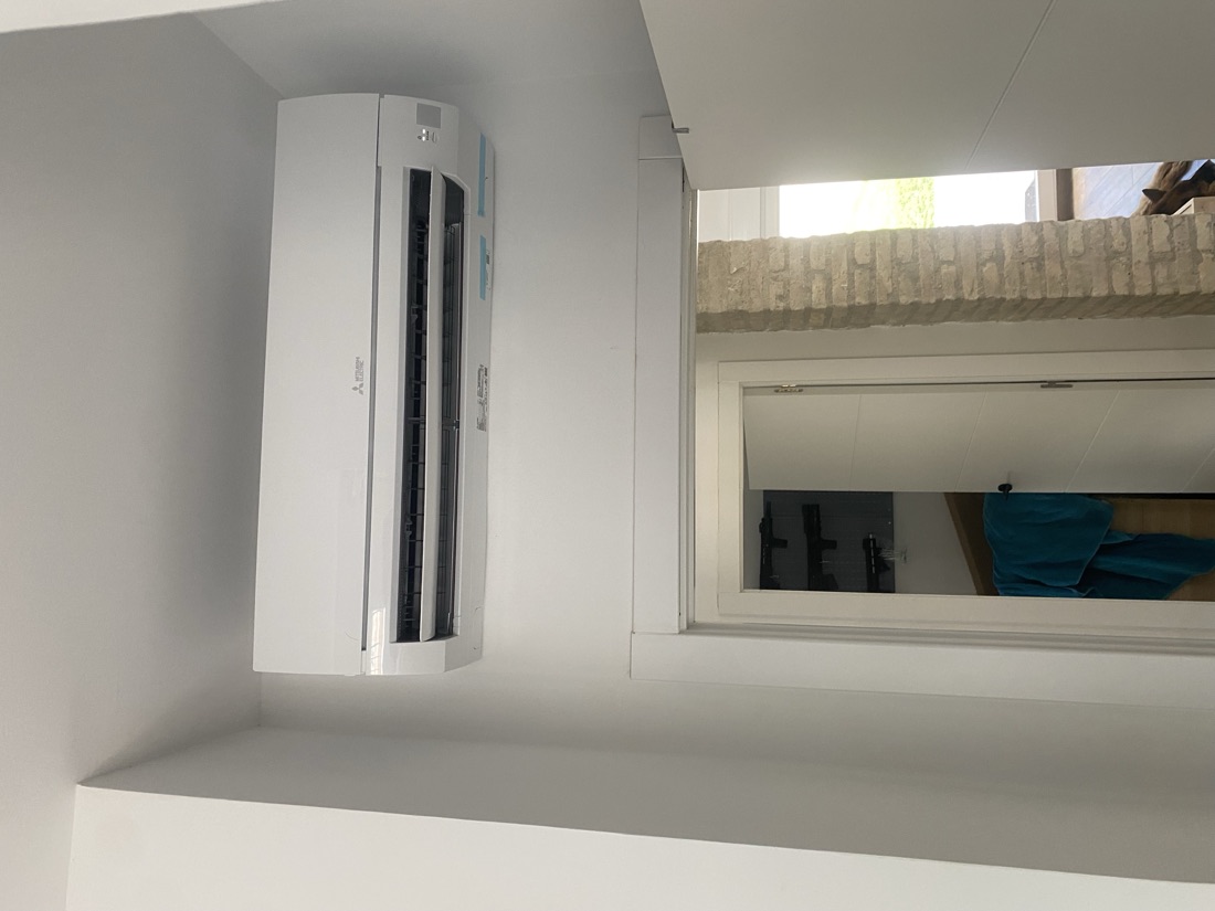 Split de pared Mitsubishi Electric instalado en una vivienda